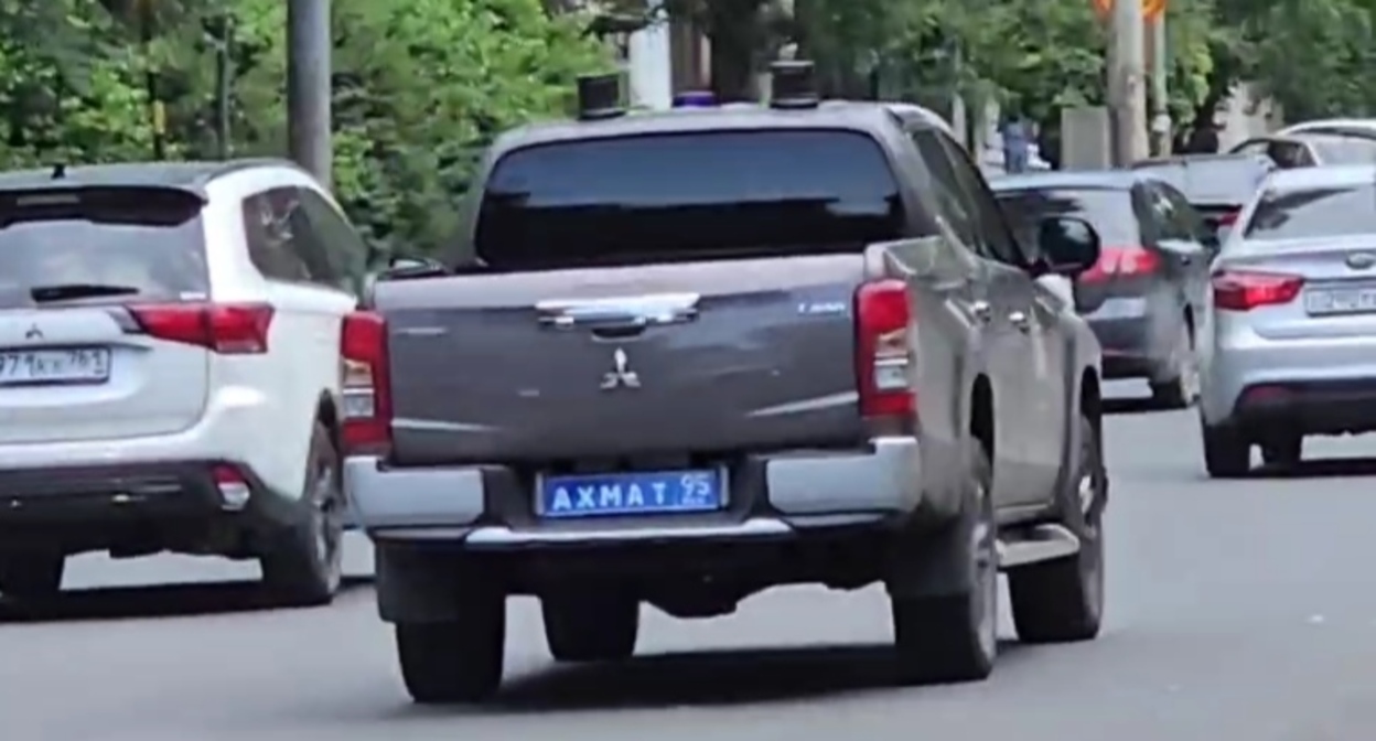 Автомобиль с надписью "Ахмат" на номерном знаке. Кадр видео из телеграм-канала Readovka https://t.me/s/readovkanews/61429 Автомобиль с надписью "Ахмат" на номерном знаке. Кадр видео из телеграм-канала Readovka https://t.me/s/readovkanews/61429
