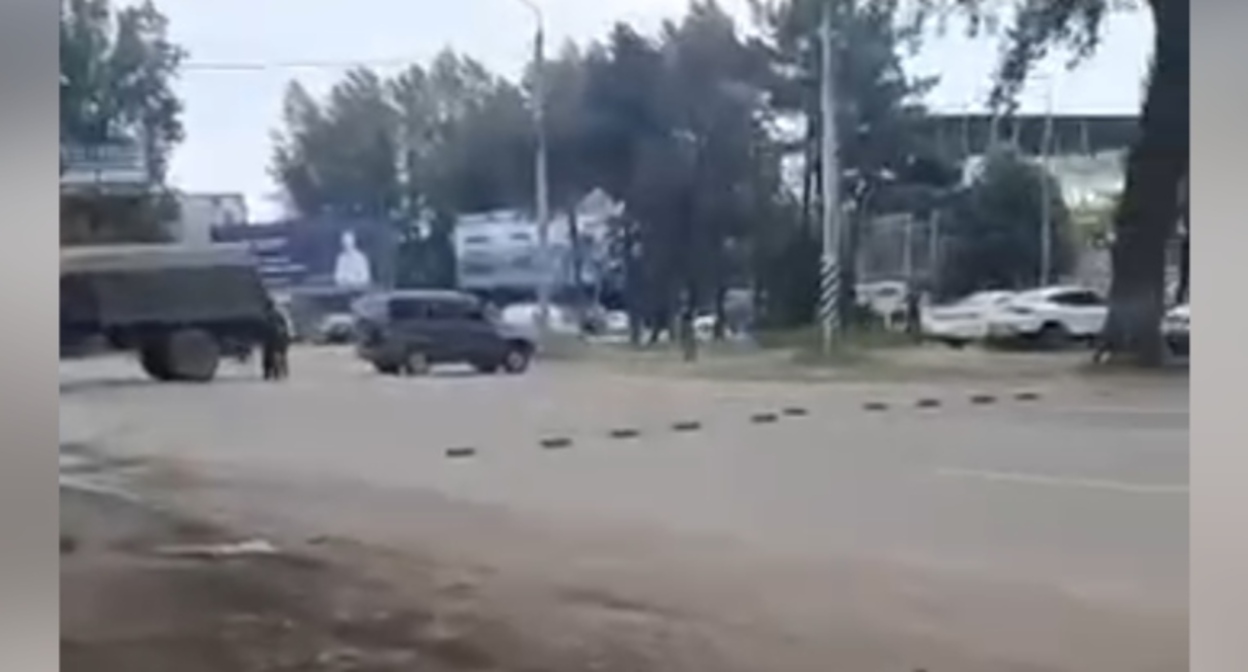 Перекрытая дорога в Ростове-на-Дону. Кадр видео из телеграм-канала Baza https://t.me/bazabazon/18879 Перекрытая дорога в Ростове-на-Дону. Кадр видео из телеграм-канала Baza https://t.me/bazabazon/18879