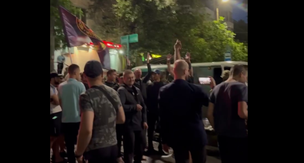 Жители Ростова-на-Дону аплодируют бойцам ЧВК "Вагнер". Стоп-кадр видео из Telegram-канала "Коммерсанта" от 24.06.23, https://t.me/kommersant/52471 Жители Ростова-на-Дону аплодируют бойцам ЧВК "Вагнер". Стоп-кадр видео из Telegram-канала "Коммерсанта" от 24.06.23, https://t.me/kommersant/52471
