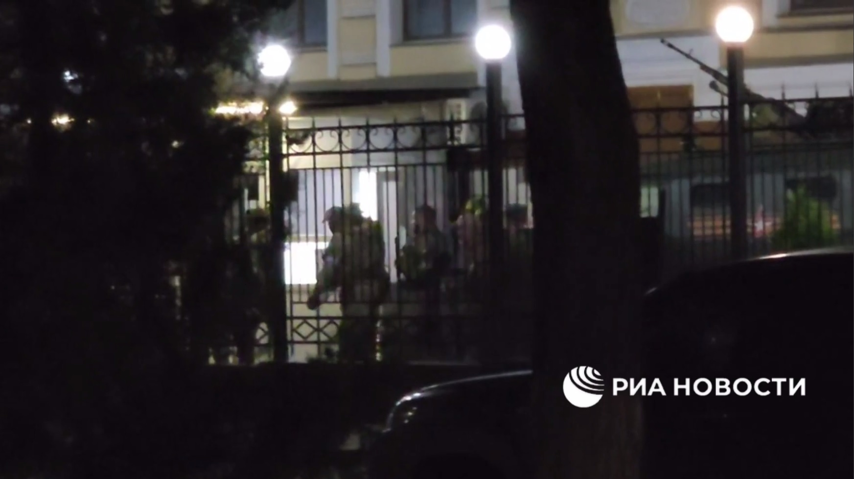 Скриншот видеоролика об отъезде ЧВК ''Вагнер'' из штаба ЮВО. Источник - телеграм-канал РИА ''Новости''