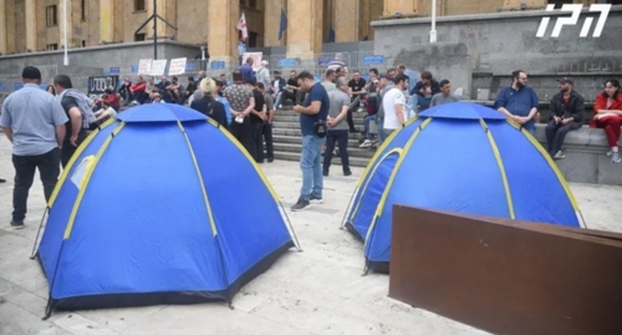 Палатки протестующих шахтеров в Тбилиси. Фото: "ИнтерпрессНьюс" https://www.interpressnews.ge/ru/article/153006-chetyre-shakhtera-iz-chiatury-nachali-u-parlamenta-golodovku Палатки протестующих шахтеров в Тбилиси. Фото: "ИнтерпрессНьюс" https://www.interpressnews.ge/ru/article/153006-chetyre-shakhtera-iz-chiatury-nachali-u-parlamenta-golodovku