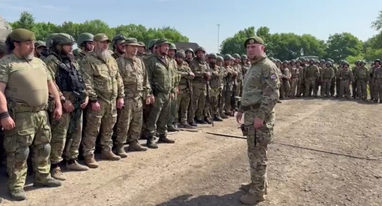 Апти Алаудинов выступает перед бойцами "Ахмата" в Ростовской области. Кадр видео ЧГТРК "Грозный" https://t.me/groznytv/17325 Апти Алаудинов выступает перед бойцами "Ахмата" в Ростовской области. Кадр видео ЧГТРК "Грозный" https://t.me/groznytv/17325
