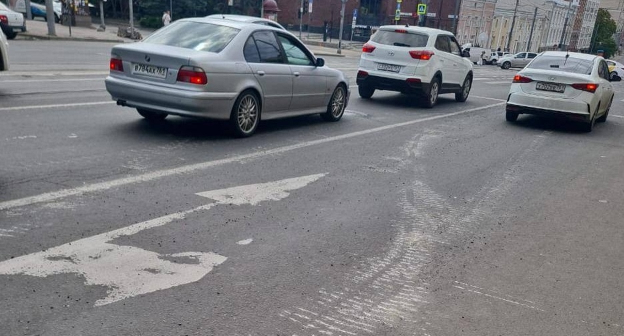 Следы военной техники на асфальте в Ростове-на-Дону. Фото из телеграм-канала Алексея Логвиненко https://t.me/logvinenko_rnd/5556 Следы военной техники на асфальте в Ростове-на-Дону. Фото из телеграм-канала Алексея Логвиненко https://t.me/logvinenko_rnd/5556
