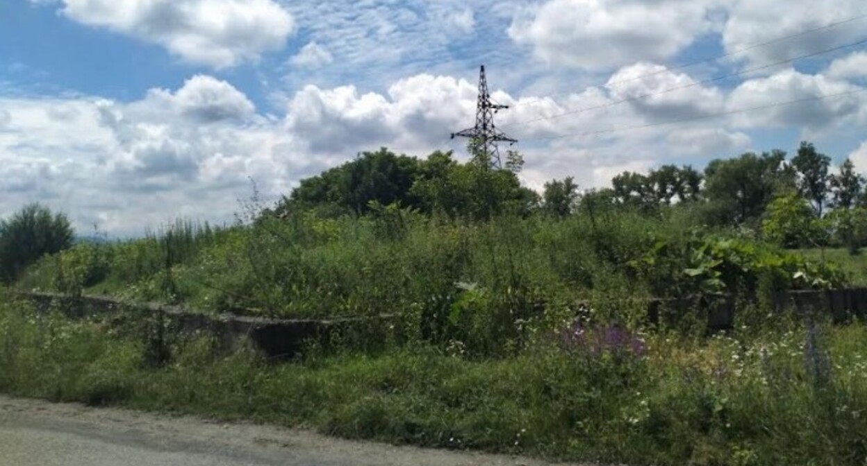 Фундамент разрушенной в 1992 году исторической мечети в селе Куртат Пригородного района. Фото корреспондента "Кавказского узла". Фундамент разрушенной в 1992 году исторической мечети в селе Куртат Пригородного района. Фото корреспондента "Кавказского узла".