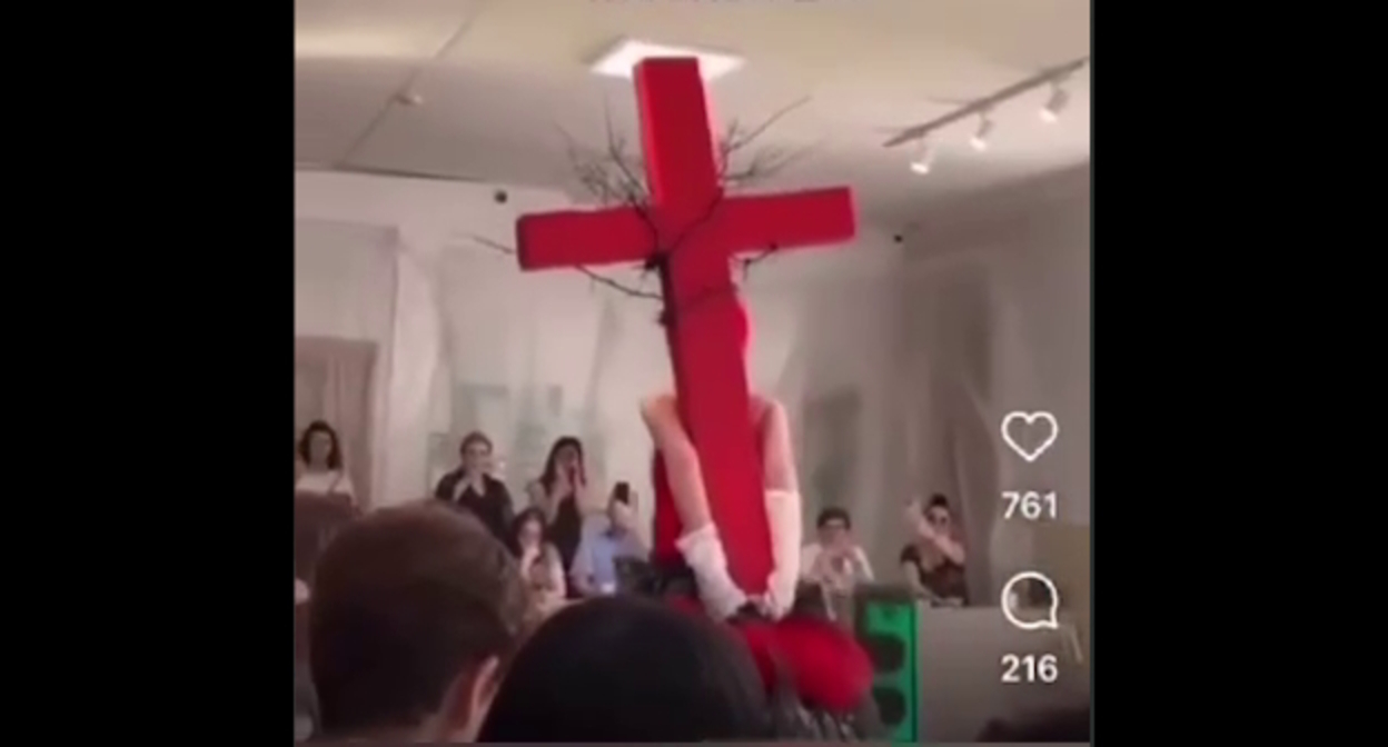 Показ мод студентами в Махачкале, стоп-кадр видео https://t.me/khadulaev/3873 Показ мод студентами в Махачкале, стоп-кадр видео https://t.me/khadulaev/3873