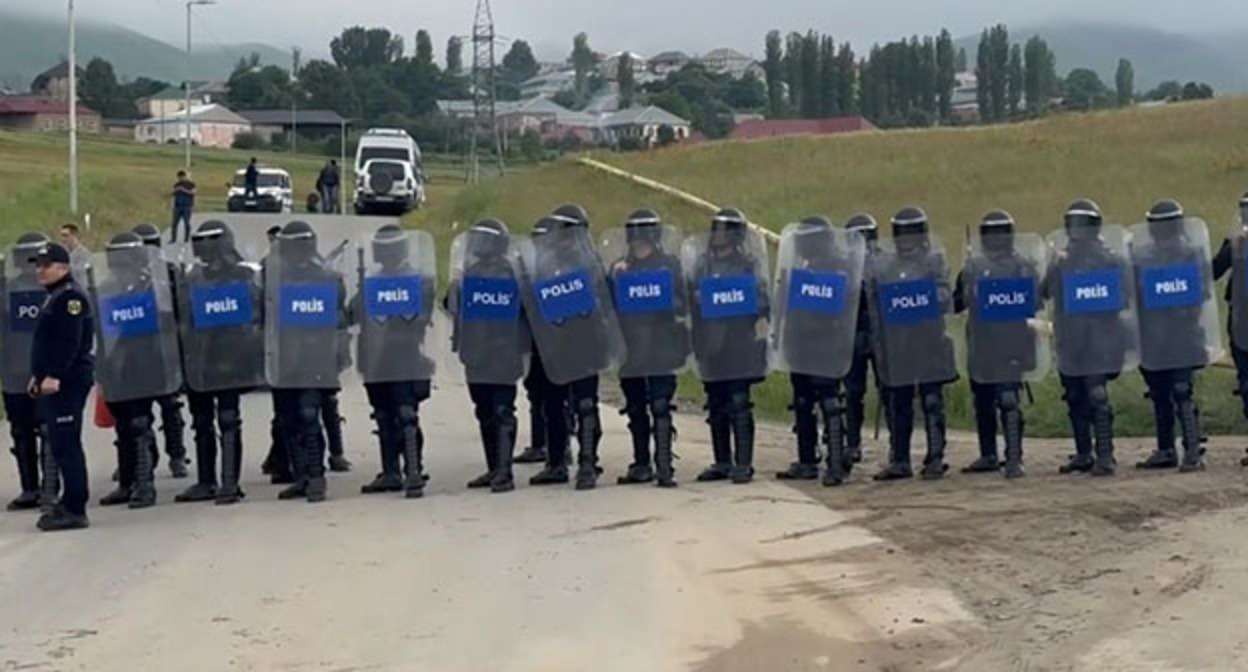 Сотрудники полиции во время акции протеста в Союдлу. Фото: https://www.meydan.tv/ru/article/vtoroj-den-protesta-v-sele-soyudlu-lyudi-trebuyut-osvobozhdeniya-zaderzhannyh/ Сотрудники полиции во время акции протеста в Союдлу. Фото: https://www.meydan.tv/ru/article/vtoroj-den-protesta-v-sele-soyudlu-lyudi-trebuyut-osvobozhdeniya-zaderzhannyh/