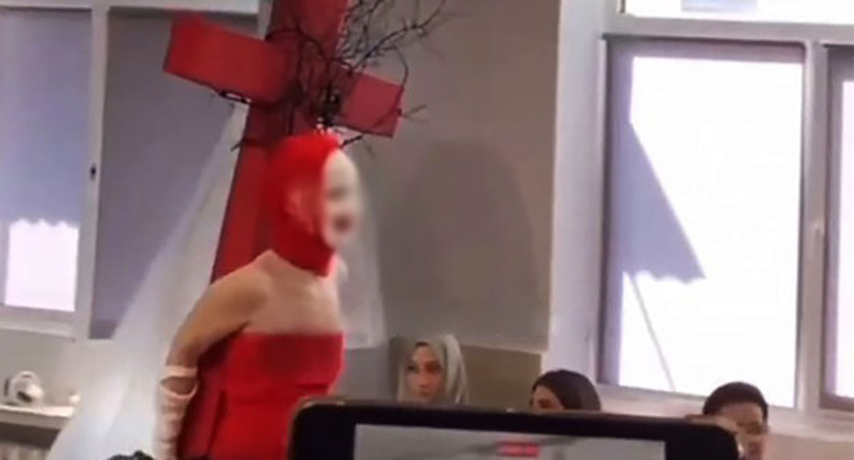 Показ мод студентами в Махачкале, стоп-кадр видео https://t.me/khadulaev/3873 Показ мод студентами в Махачкале, стоп-кадр видео https://t.me/khadulaev/3873