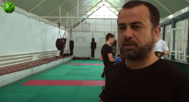 Тимур Арсланбеков. Скриншот видео "Кавказского узла" https://www.youtube.com/watch?v=QRrSmz1MrrA Тимур Арсланбеков. Скриншот видео "Кавказского узла" https://www.youtube.com/watch?v=QRrSmz1MrrA