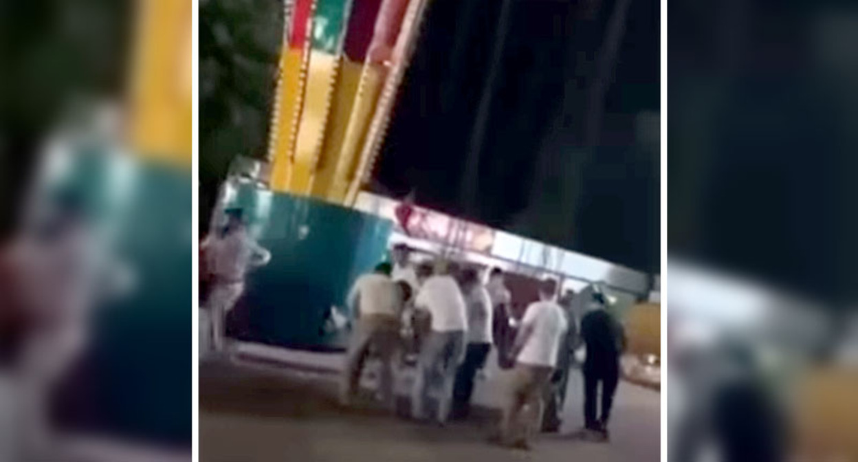 Скопление людей около аттракциона в Грозном, на котором ребенок получил травму. Стоп-кадр из видео https://www.instagram.com/p/Ct8yk9IIh-z/?hl=ru Скопление людей около аттракциона в Грозном, на котором ребенок получил травму. Стоп-кадр из видео https://www.instagram.com/p/Ct8yk9IIh-z/?hl=ru