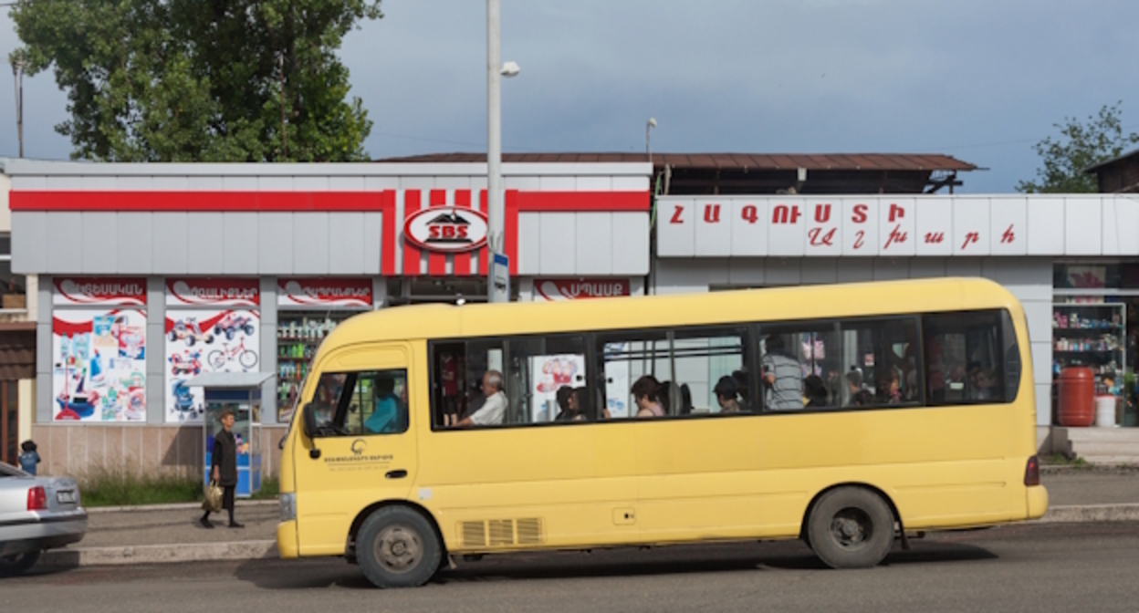 Автобус в Степанакерте фото: Marcin Konsek, https://en.wikipedia.org/wiki/File:2014_Stepanakert,_Autobus_na_przystanku_autobusowym.jpg Автобус в Степанакерте фото: Marcin Konsek, https://en.wikipedia.org/wiki/File:2014_Stepanakert,_Autobus_na_przystanku_autobusowym.jpg