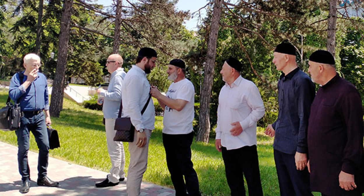 Группа поддержки Исмаила Нальгиева возле суда. 29 июня 2023 г. Фото корреспондента "Кавказского узла" Группа поддержки Исмаила Нальгиева возле суда. 29 июня 2023 г. Фото корреспондента "Кавказского узла"