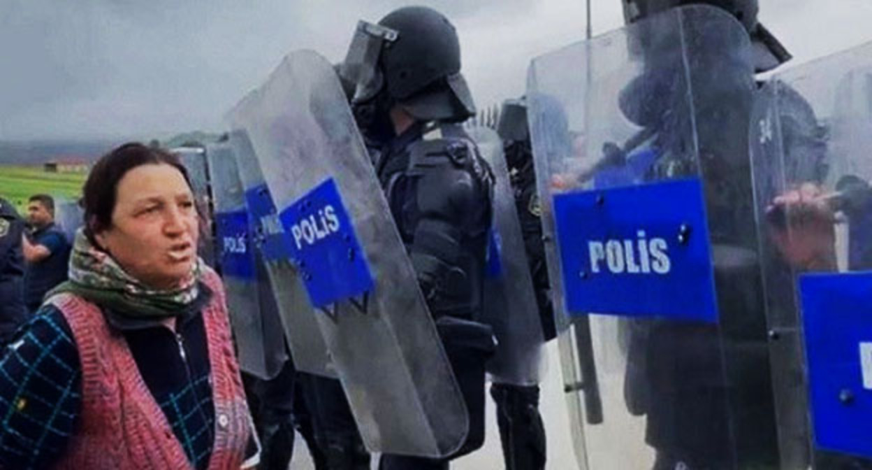 Сотрудники полиции и жители Союдлу. Фото: https://www.1lurer.am/ru/2023/06/28/В-азербайджанское-село-Союдлу-прибыли-дополнительные-силы-полиции/954001 Сотрудники полиции и жители Союдлу. Фото: https://www.1lurer.am/ru/2023/06/28/В-азербайджанское-село-Союдлу-прибыли-дополнительные-силы-полиции/954001