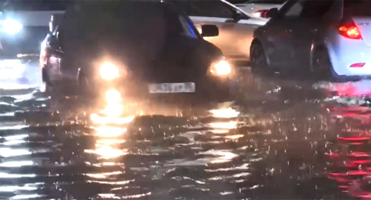 Подтопленная улица в Махачкале. Стоп-кадр из видео https://vk.com/wall-74219800_1973866 Подтопленная улица в Махачкале. Стоп-кадр из видео https://vk.com/wall-74219800_1973866