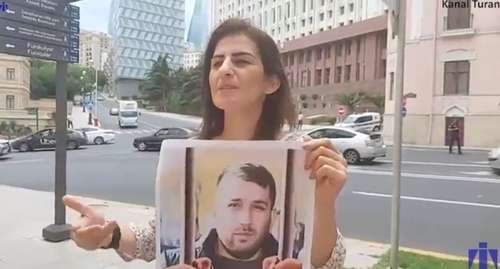 Нурана Ашурова с портретом мужа. Кадр видео Turan https://www.youtube.com/watch?v=fnZ9Z9V6u7k