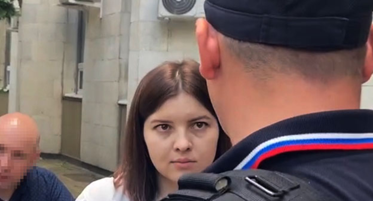 Екатерина Яньшина общается с сотрудником полиции. Скриншот видео: @sotaproject, @sotavisionmedia Екатерина Яньшина общается с сотрудником полиции. Скриншот видео: @sotaproject, @sotavisionmedia