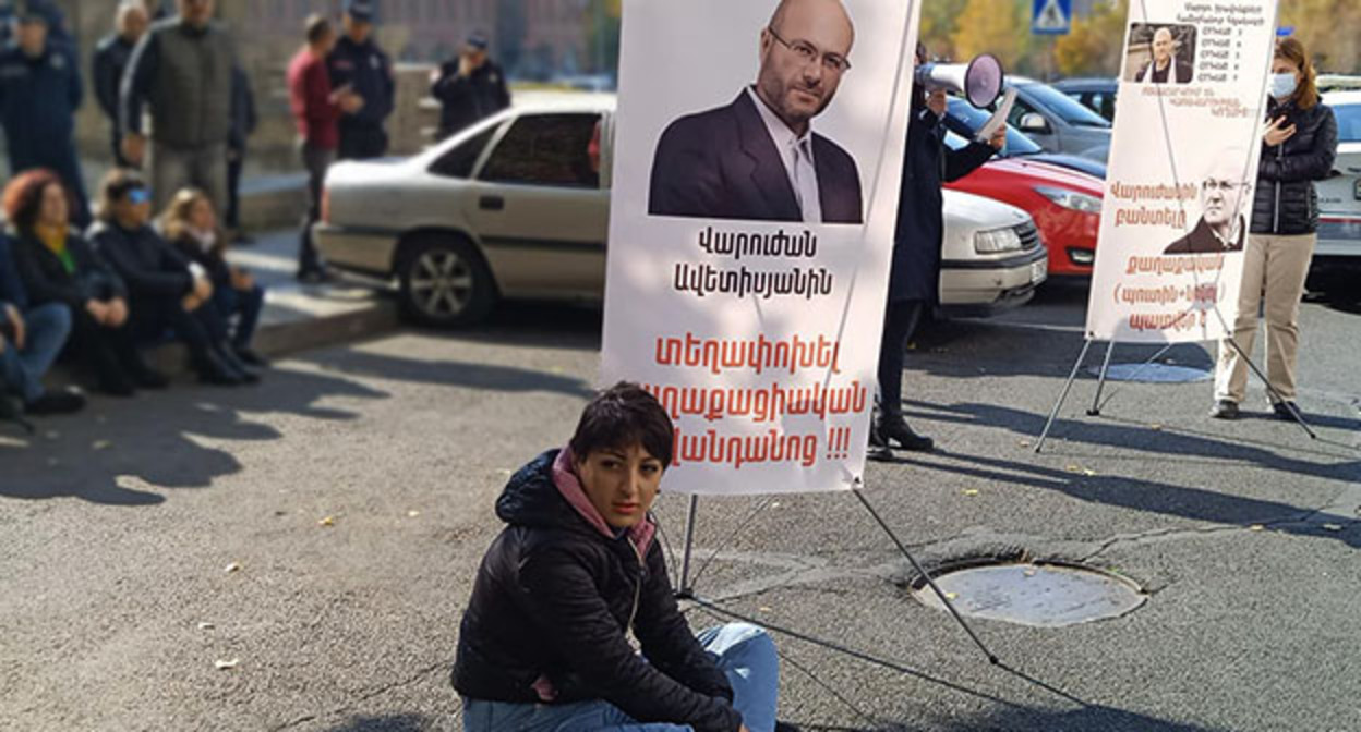 Участники акции в поддержку Варужана Аветисяна. Ереван, ноябрь 2022 года. Фото: https://www.facebook.com/photo/?fbid=503499238476375&set=pcb.503499255143040, * деятельность компании Meta (владеет Facebook, Instagram и WhatsApp) запрещена в России. Участники акции в поддержку Варужана Аветисяна. Ереван, ноябрь 2022 года. Фото: https://www.facebook.com/photo/?fbid=503499238476375&set=pcb.503499255143040, * деятельность компании Meta (владеет Facebook, Instagram и WhatsApp) запрещена в России.