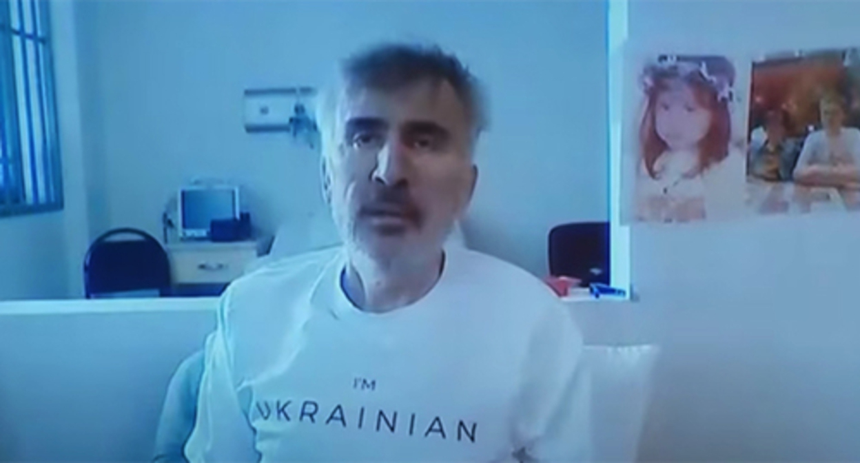 Михаил Саакашвили. Скриншот видео https://www.currenttime.tv/a/tselyu-pravitelstva-yavlyaetsya-dobit-ego-v-tyurme-mat-mihaila-saakashvili-o-ego-diagnozah-otravlenii-istoschenii-i-dementsii/32253075.html Михаил Саакашвили. Скриншот видео https://www.currenttime.tv/a/tselyu-pravitelstva-yavlyaetsya-dobit-ego-v-tyurme-mat-mihaila-saakashvili-o-ego-diagnozah-otravlenii-istoschenii-i-dementsii/32253075.html