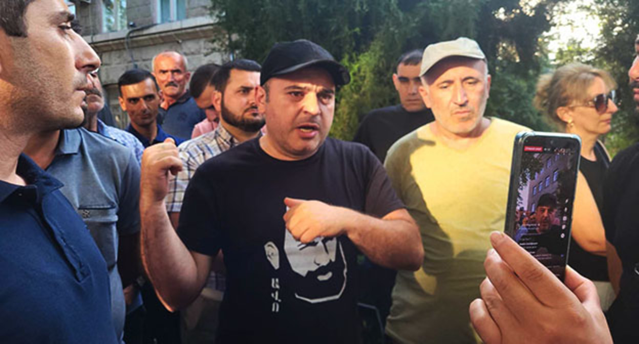 На акции Штаба народного движения по разблокировке коридора в Степанакерте. Нагорный Карабах. 5 июля 2023 г. Фото Алвард Григорян для "Кавказского узла" На акции Штаба народного движения по разблокировке коридора в Степанакерте. Нагорный Карабах. 5 июля 2023 г. Фото Алвард Григорян для "Кавказского узла"
