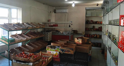 Полки с продуктами в магазине Нагорного Карабаха. Фото: VOA www.wikipedia.org