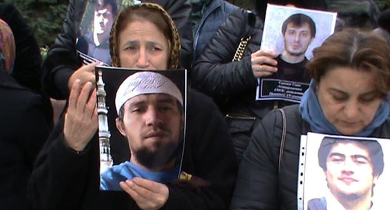 Родные убитых в Чечне дагестанцев. Скриншот видео https://www.youtube.com/watch?v=GrPBnhzsOGM Родные убитых в Чечне дагестанцев. Скриншот видео https://www.youtube.com/watch?v=GrPBnhzsOGM