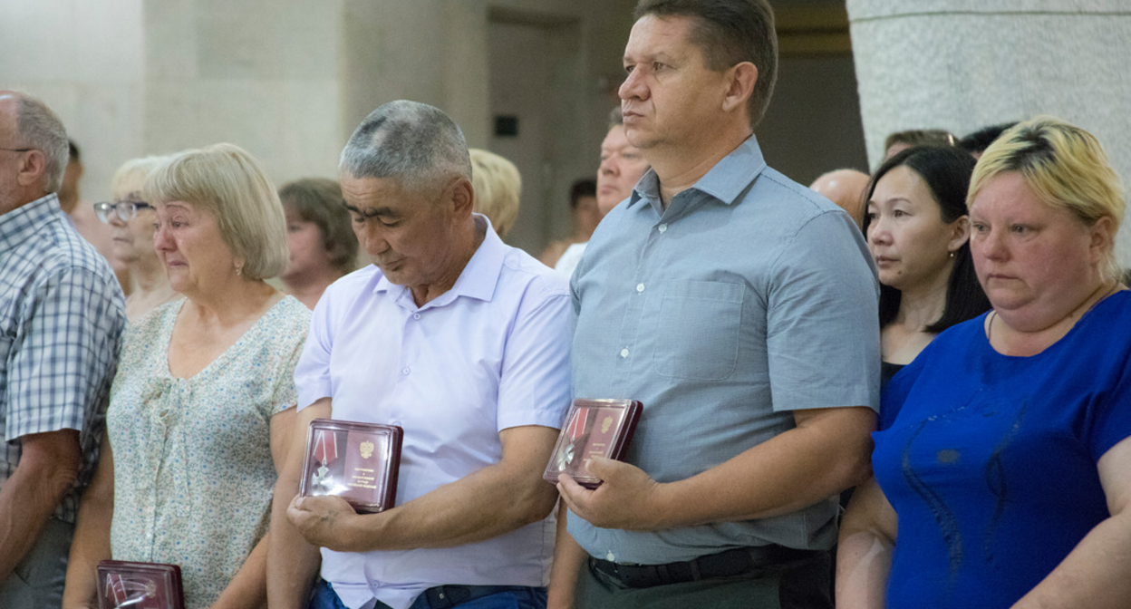 Родные погибших на вручении наград. Скриншот фото с сайта музея "Сталинградская битва" от 06.07.23, https://stalingrad-battle.ru/about/m-news/2023/11036/ Родные погибших на вручении наград. Скриншот фото с сайта музея "Сталинградская битва" от 06.07.23, https://stalingrad-battle.ru/about/m-news/2023/11036/