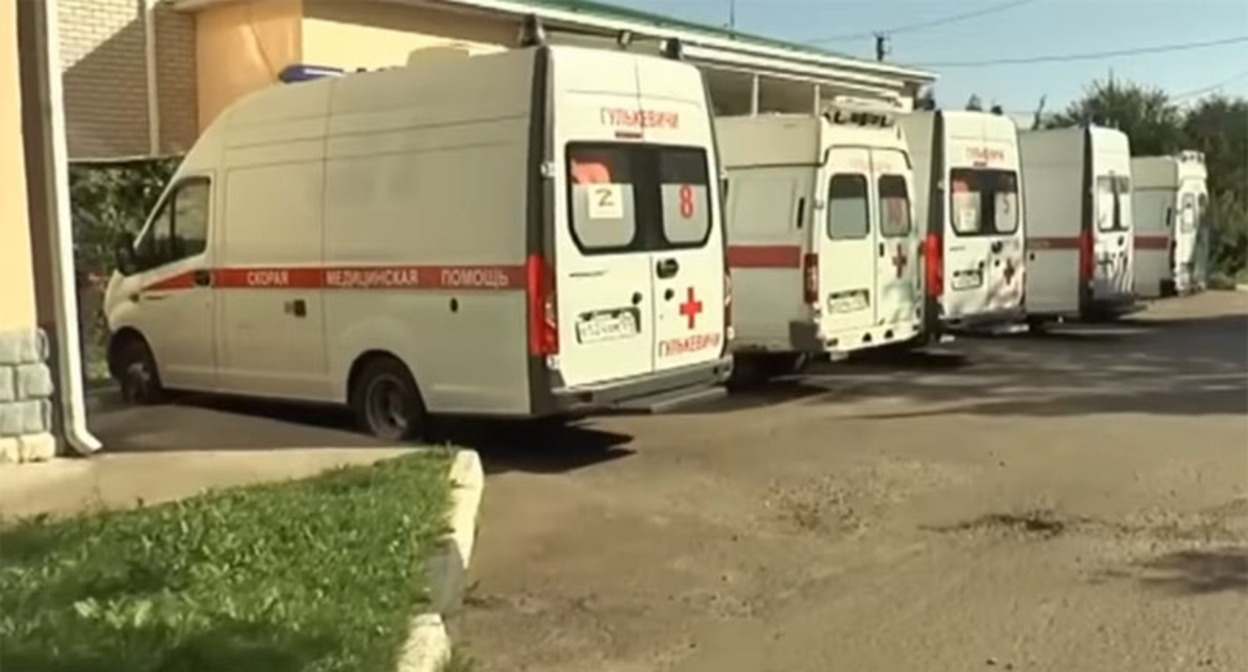 Машины скорой помощи на территории райбольницы в Гулькевичах. Стоп-кадр из видео https://www.youtube.com/watch?v=2teRPfbwsQA Машины скорой помощи на территории райбольницы в Гулькевичах. Стоп-кадр из видео https://www.youtube.com/watch?v=2teRPfbwsQA