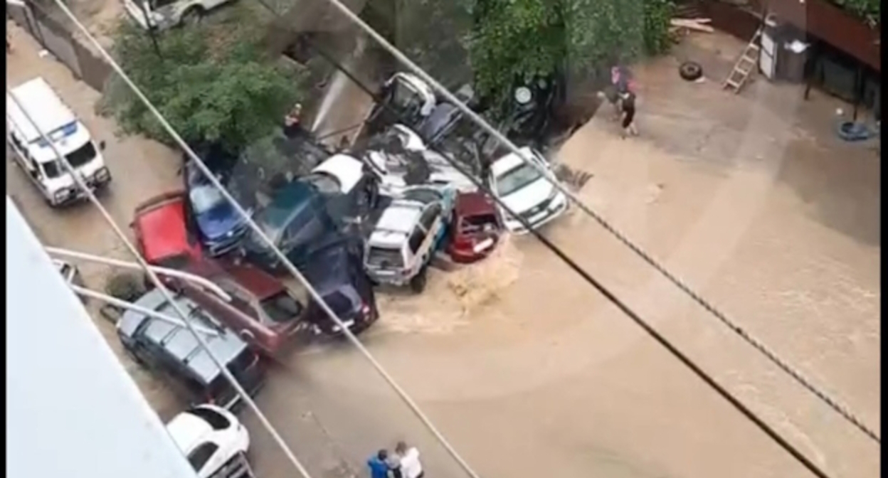 Снесенные водным потоком автомобили в Сочи, стоп-кадр видео https://t.me/chp_sochi/17153 Снесенные водным потоком автомобили в Сочи, стоп-кадр видео https://t.me/chp_sochi/17153