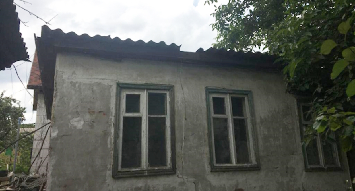Поврежденный осколками дом в Донецке (Ростовская область), фото: официальный телеграмм-канал губернатора Ростовской области https://t.me/golubev_vu/697 Поврежденный осколками дом в Донецке (Ростовская область), фото: официальный телеграмм-канал губернатора Ростовской области https://t.me/golubev_vu/697