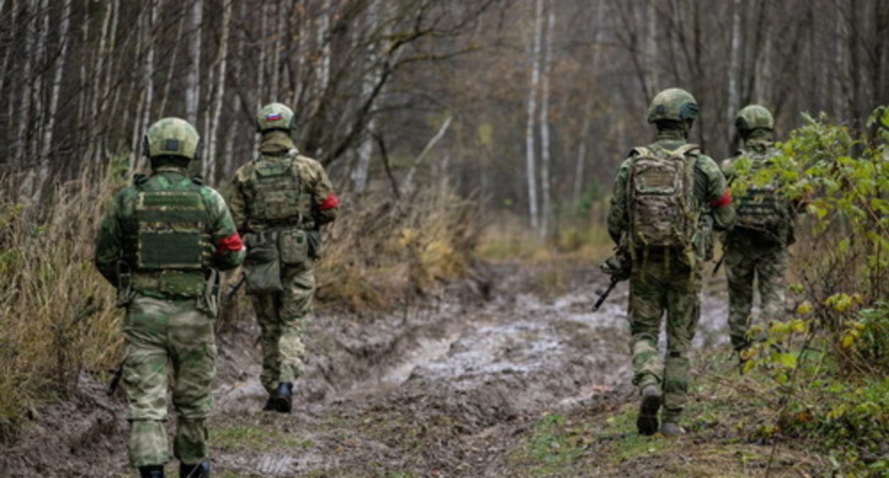 Силовики Росгвардии в лесу. Фото: https://rosguard.gov.ru/page/index/razvedka--delo-tonkoe Силовики Росгвардии в лесу. Фото: https://rosguard.gov.ru/page/index/razvedka--delo-tonkoe