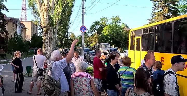 Родственники провожают автобус с детьми из Херсона в КБР на отдых. Скриншот видео https://kherson-news.ru/society/2023/07/03/161799.html Родственники провожают автобус с детьми из Херсона в КБР на отдых. Скриншот видео https://kherson-news.ru/society/2023/07/03/161799.html