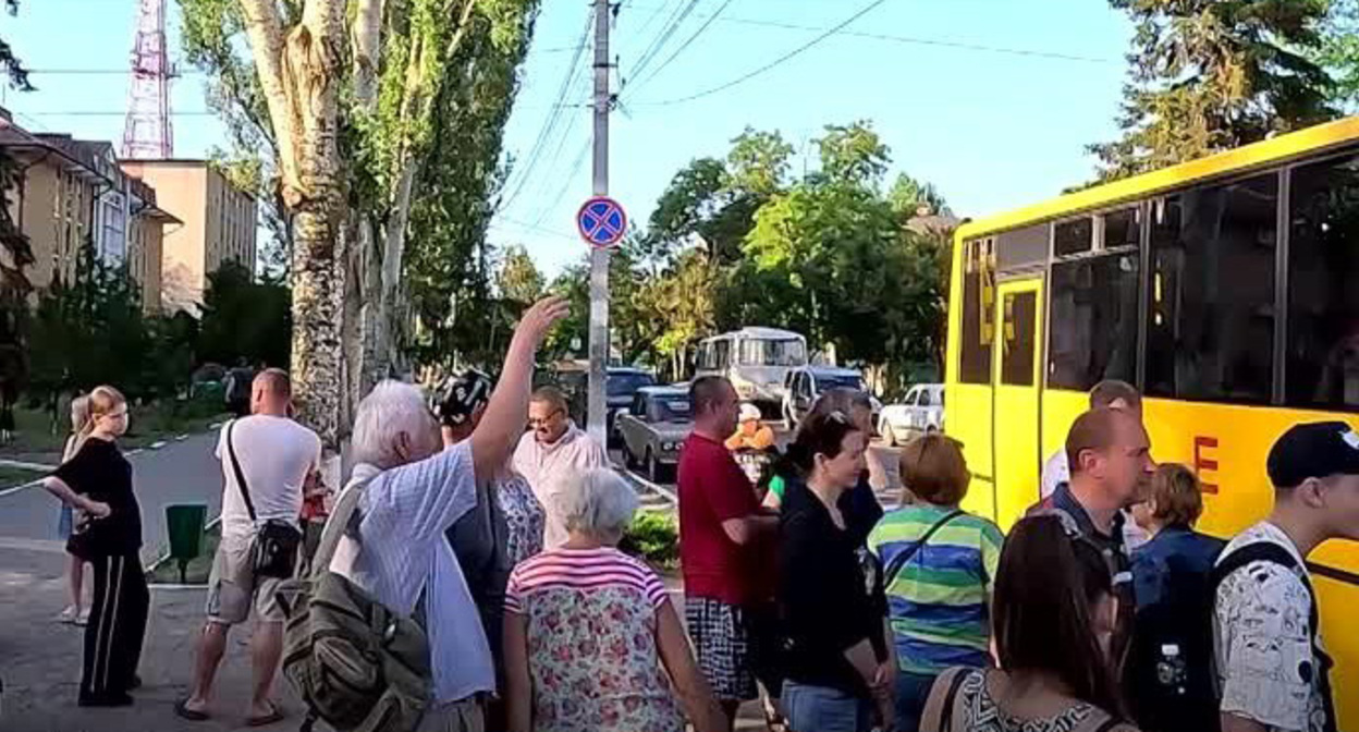 Родственники провожают автобус с детьми из Херсона в КБР на отдых. Скриншот видео https://kherson-news.ru/society/2023/07/03/161799.html Родственники провожают автобус с детьми из Херсона в КБР на отдых. Скриншот видео https://kherson-news.ru/society/2023/07/03/161799.html