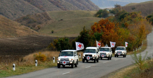 Машины Красного Креста едут по Лачинскому коридору. Фото: https://ru.aravot.am/2023/05/17/410671/