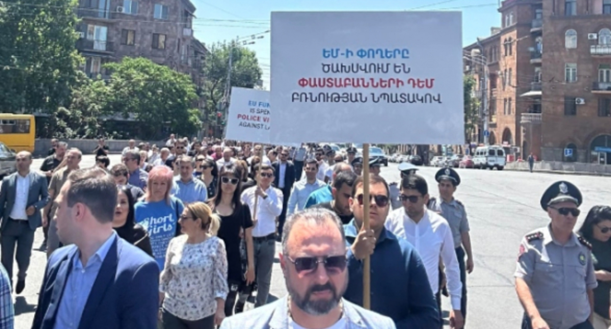Шествие адвокатов в Ереване. 11 июля 2023 г. Фото: https://www.7or.am/ru/news/view/256430/ Шествие адвокатов в Ереване. 11 июля 2023 г. Фото: https://www.7or.am/ru/news/view/256430/