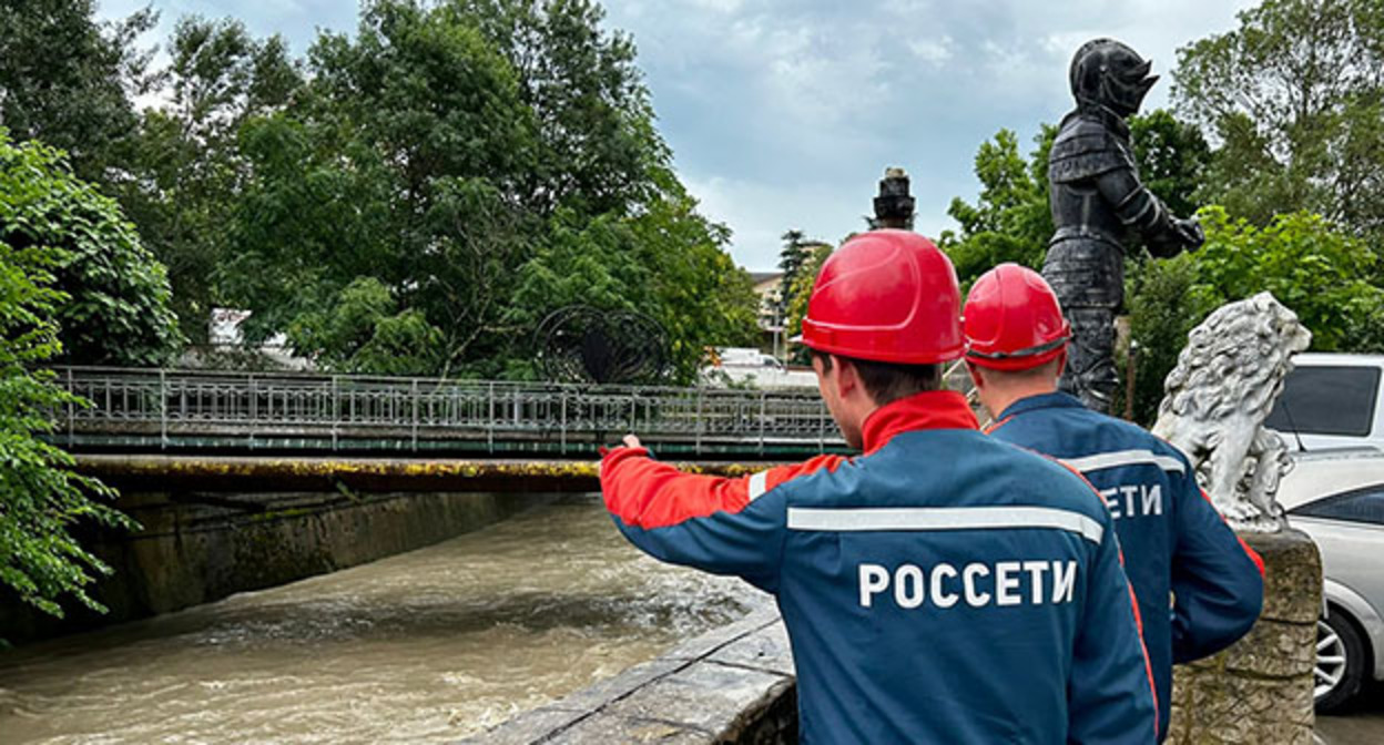Сотрудники Россетей устраняют последствия потопа в водоохранной зоне. Фото Светланы Кравченко для "Кавказского узла" Сотрудники Россетей устраняют последствия потопа в водоохранной зоне. Фото Светланы Кравченко для "Кавказского узла"