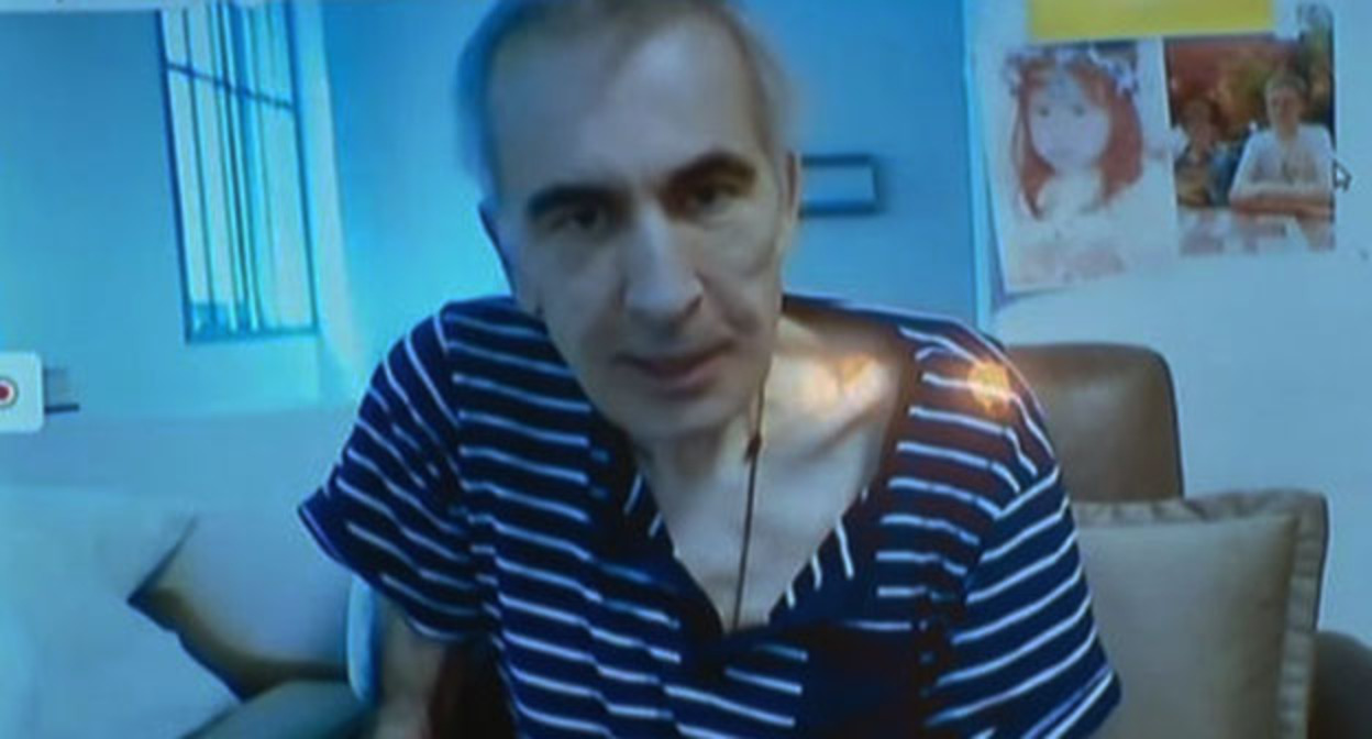 Саакашвили в суде по видеосвязи. Скриншот видео https://ru.euronews.com/2023/07/04/saakashvili-health-concerns