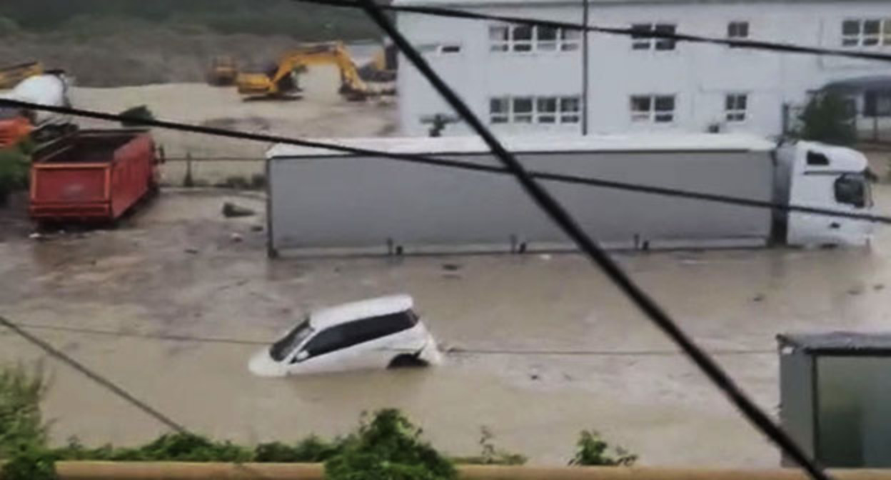 Наводнение в Туапсинском районе. Кадр из видео Олега Коротунова "Туапсе ком", t.me/tuapse_com/15454 Наводнение в Туапсинском районе. Кадр из видео Олега Коротунова "Туапсе ком", t.me/tuapse_com/15454