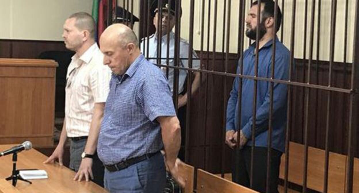 Абубакар Ризванов (справа) и его адвокаты на заседании суда. 2019 год. Фото Патимат Махмудовой для "Кавказского узла". Абубакар Ризванов (справа) и его адвокаты на заседании суда. 2019 год. Фото Патимат Махмудовой для "Кавказского узла".