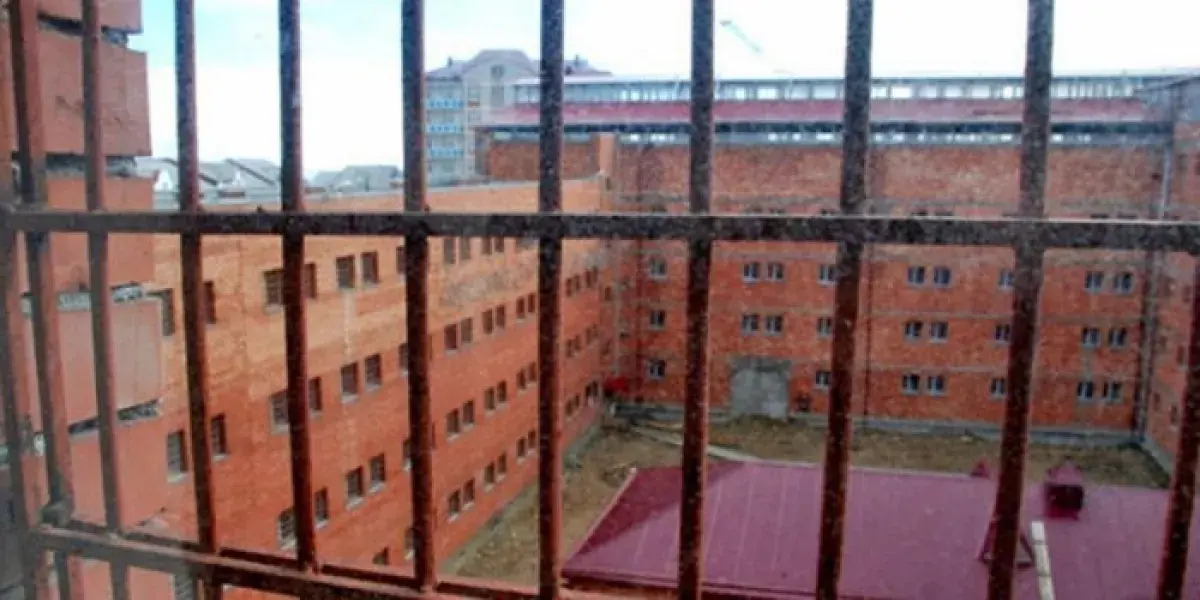Следственный изолятор. Фото: https://chernovik.net/news/eks-sotrudnik-makhachkalinskogo-sizo-prigovoryon-35-godam-kolonii-za-vzyatki-i-izbienie Следственный изолятор. Фото: https://chernovik.net/news/eks-sotrudnik-makhachkalinskogo-sizo-prigovoryon-35-godam-kolonii-za-vzyatki-i-izbienie