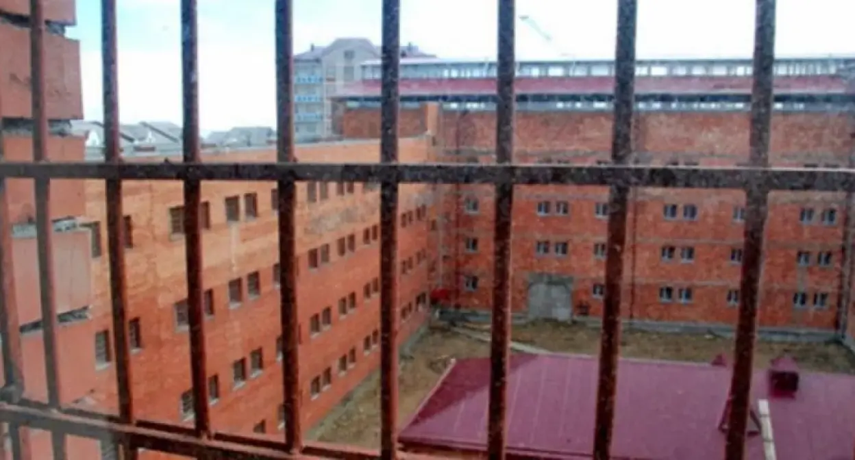 Следственный изолятор. Фото: https://chernovik.net/news/eks-sotrudnik-makhachkalinskogo-sizo-prigovoryon-35-godam-kolonii-za-vzyatki-i-izbienie Следственный изолятор. Фото: https://chernovik.net/news/eks-sotrudnik-makhachkalinskogo-sizo-prigovoryon-35-godam-kolonii-za-vzyatki-i-izbienie
