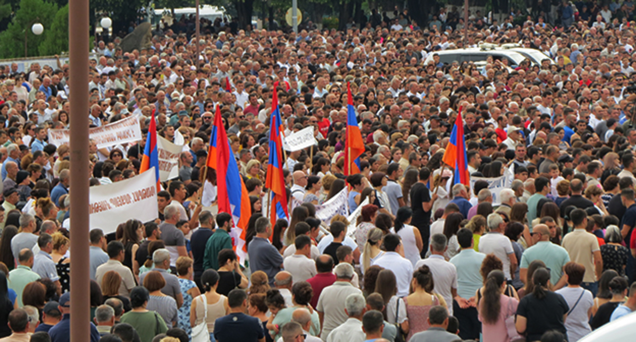 Митинг в Степанакерте с требованием разблокировать Лачинский коридор. Нагорный Карабах. 14 июля 2023 г. Фото Алвард Григорян для "Кавказского узла" Митинг в Степанакерте с требованием разблокировать Лачинский коридор. Нагорный Карабах. 14 июля 2023 г. Фото Алвард Григорян для "Кавказского узла"