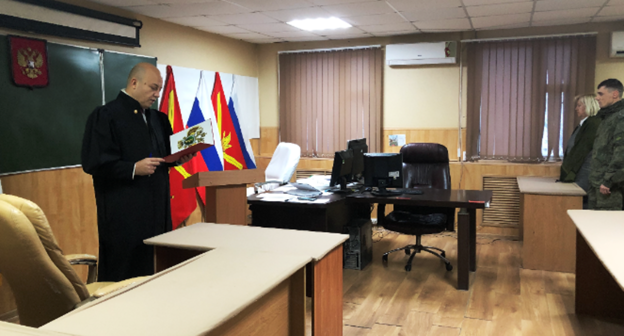 Оглашение приговора за оставление службы Александру Хмелеву в Грозненском гарнизонном военном суде. Скриншот фото с сайта "Грозный-информ" от 26.12.2022, https://www.grozny-inform.ru/news/society/146935/ Оглашение приговора за оставление службы Александру Хмелеву в Грозненском гарнизонном военном суде. Скриншот фото с сайта "Грозный-информ" от 26.12.2022, https://www.grozny-inform.ru/news/society/146935/
