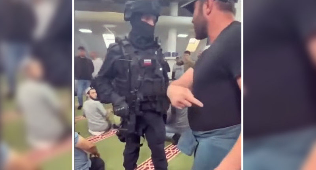 Силовик по время рейда в мечети в Котельниках. Стопкадр из видео https://www.youtube.com/watch?v=V4R7DMv-mjQ Силовик по время рейда в мечети в Котельниках. Стопкадр из видео https://www.youtube.com/watch?v=V4R7DMv-mjQ