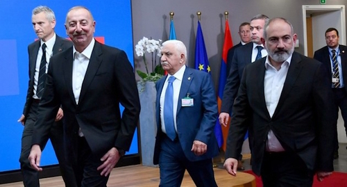 Ильхам Алиев (слева) и Никол Пашинян (справа) в Брюсселе, фото: пресс-служба президента Азербайджана. 