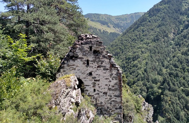 Храм Маго-Ерды на краю пропасти. Фото корреспондента "Кавказского узла".