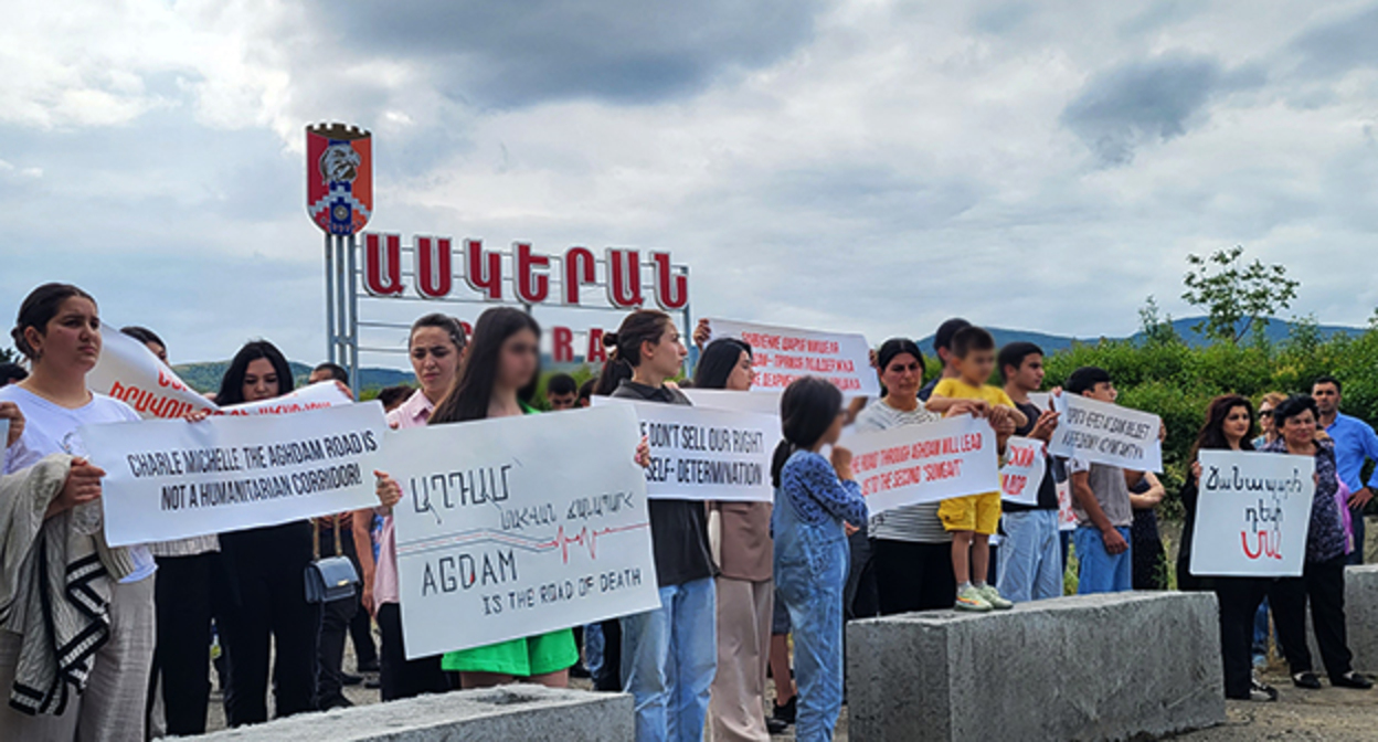 Представители движения "Фронт безопасности и развития Арцаха" перекрыли бетонными блоками дорогу Аскеран – Акна. 18 июля 2023 г. Фото Алвард Григорян для "Кавказского узла" Представители движения "Фронт безопасности и развития Арцаха" перекрыли бетонными блоками дорогу Аскеран – Акна. 18 июля 2023 г. Фото Алвард Григорян для "Кавказского узла"