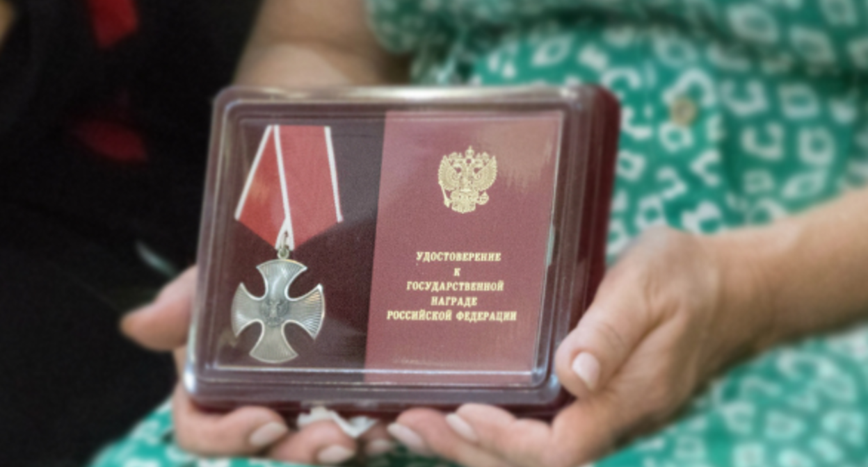 Вручение наград родным погибших. Скриншот фото с сайта музея-панорамы "Сталинградская битва" от 13.07.23, https://stalingrad-battle.ru/about/m-news/2023/11074/ Вручение наград родным погибших. Скриншот фото с сайта музея-панорамы "Сталинградская битва" от 13.07.23, https://stalingrad-battle.ru/about/m-news/2023/11074/