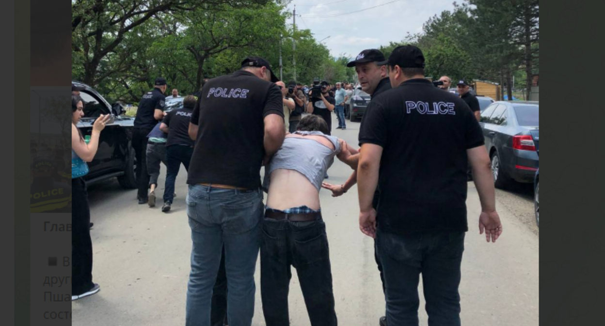 Задержание противника проведения фестиваля в Тбилиси. Скриншот фото из Telegram-канала Paper Kartuli от 08.07.23,https://t.me/paperkartuli/4864 Задержание противника проведения фестиваля в Тбилиси. Скриншот фото из Telegram-канала Paper Kartuli от 08.07.23,https://t.me/paperkartuli/4864