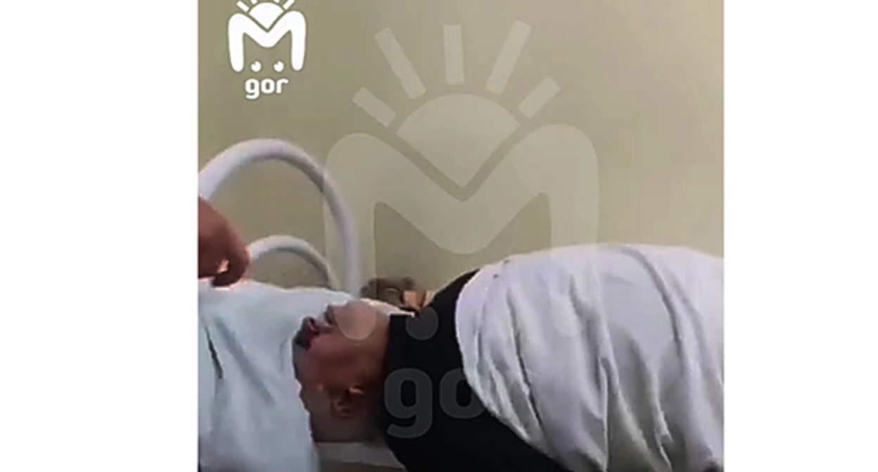 Видео издевательств над пациентом в Махачкале. Скриншот видео https://m.lenta/ru/news/2023/07/20/sannitarr/amp Видео издевательств над пациентом в Махачкале. Скриншот видео https://m.lenta/ru/news/2023/07/20/sannitarr/amp