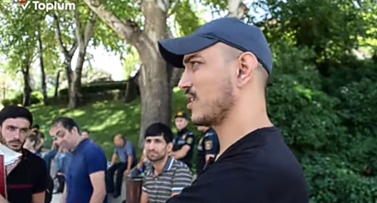 Акция протеста перед зданием правительства Азербайджана с требованием предоставить им статус ветерана. Скриншот видео https://www.youtube.com/watch?v=g98zVDC7CCw Акция протеста перед зданием правительства Азербайджана с требованием предоставить им статус ветерана. Скриншот видео https://www.youtube.com/watch?v=g98zVDC7CCw