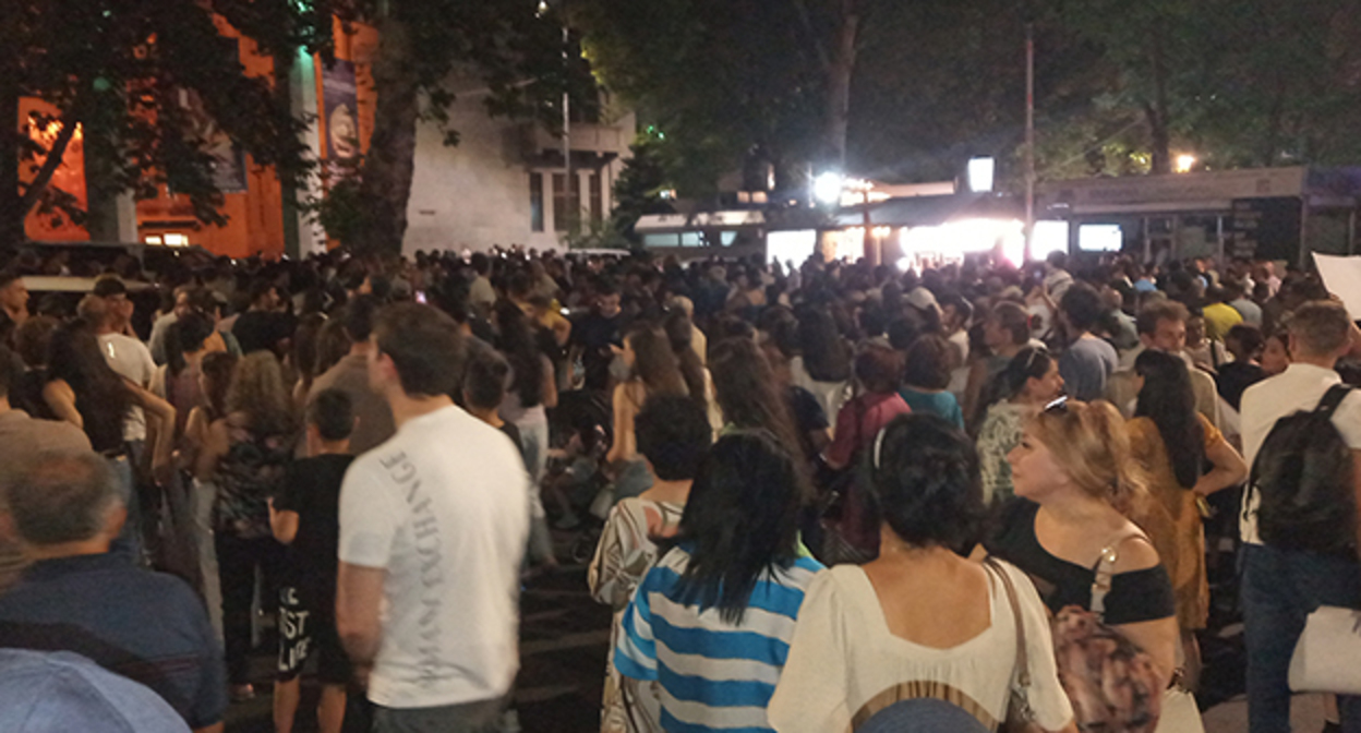 Акция в поддержки карабахцев в Ереване. 21 июля 2023 г. Фото Тиграна Петросяна для "Кавказского узла" Акция в поддержки карабахцев в Ереване. 21 июля 2023 г. Фото Тиграна Петросяна для "Кавказского узла"